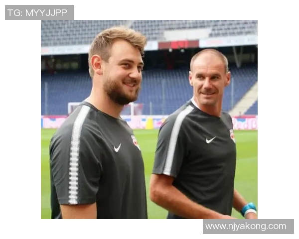 南京足球队与西安足球队赛后复盘团队协作分析与战术总结 南京足球队与西安足球队赛后复盘团队协作分析与战术总结