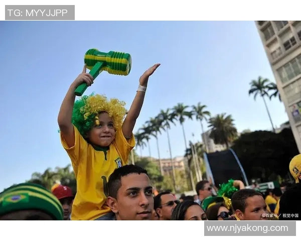 巴西足球明星走进街头与球迷亲密互动展现热情与魅力