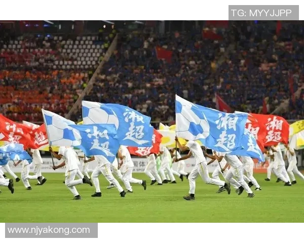 最强圆卡足球明星集结赛揭幕球迷狂欢期待精彩对决